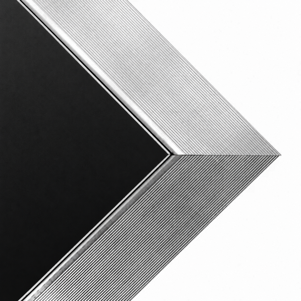 Chevron métallique sur panneau noir.webp